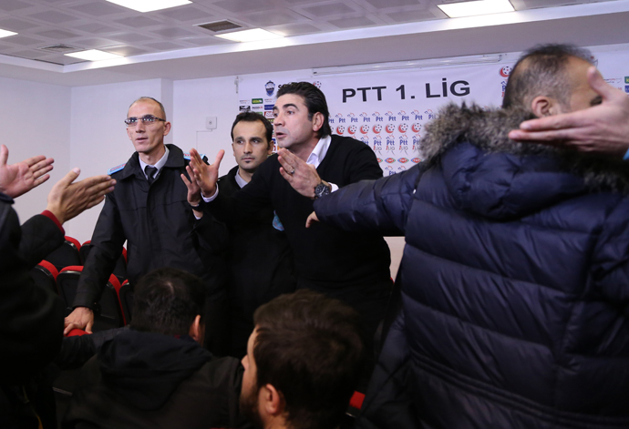 Osman Özköylü gazetecilerle tartıştı