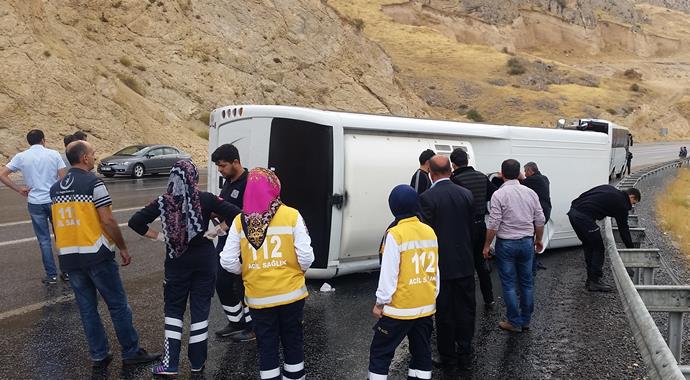 Bitlis'te otobüs devrildi: 10 yaralı Bitlis'te otobüs devrildi: 10 yaralı
