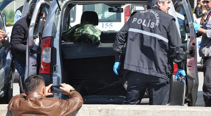 İzmir Adliyesi otoparkında yapılan aramada 6 silah ele geçirildi İzmir Adliyesi otoparkında yapılan aramada 6 silah ele geçirildi