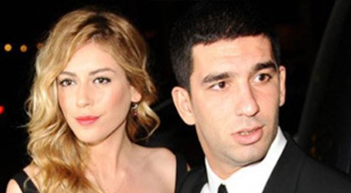 Sinem Kobal'a şok! İbrahim Çelikkol, Deniz Çakır'la birlikte Sinem Kobal'a şok! İbrahim Çelikkol, Deniz Çakır'la birlikte