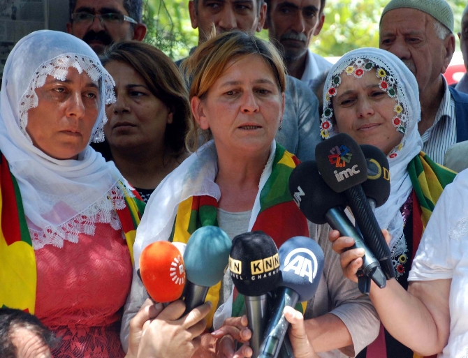 PKK'ya katılan 'Kırmızı Fularlı Kız'ın annesi HDP'den aday! PKK'ya katılan 'Kırmızı Fularlı Kız'ın annesi HDP'den aday!