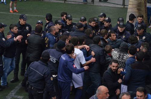 Maçta futbolcu arkadaşına vurdular diye hakeme saldırdı! Maçta futbolcu arkadaşına vurdular diye hakeme saldırdı!