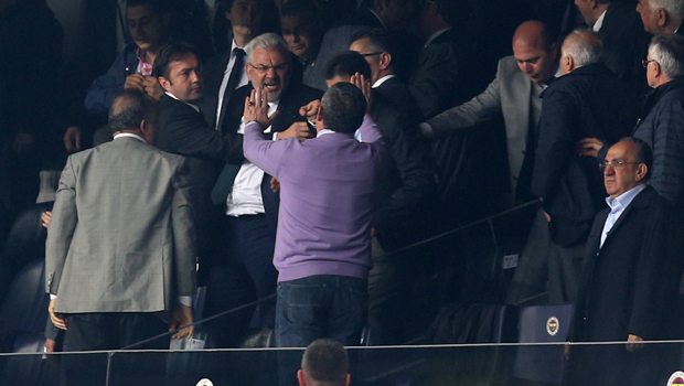 Fenerbahçeli taraftarlar gözaltına alındı! Fenerbahçeli taraftarlar gözaltına alındı!