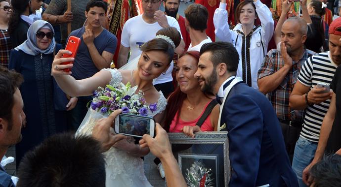 Çılgın çift mehterli yürüyüşle dünyaevine girdi