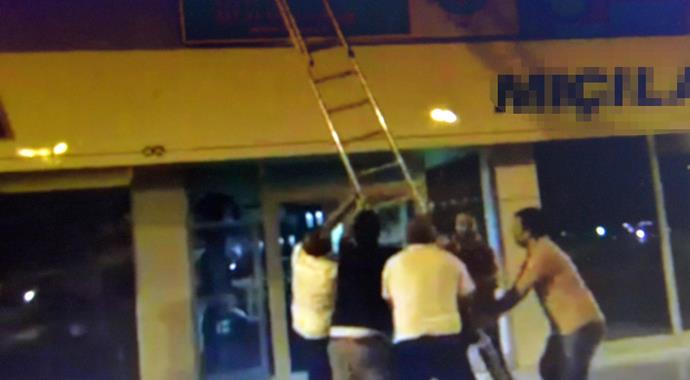 Parti binasını böyle bastılar! Parti binasını böyle bastılar!