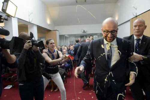 Başbakan'a patates ve mayonezli saldırı! Başbakan'a patates ve mayonezli saldırı!