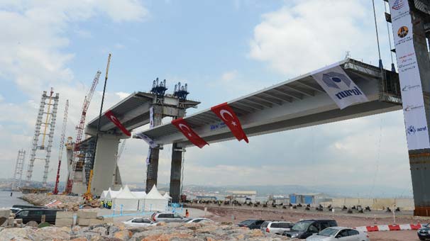 İzmit Körfez Köprüsü'nün en ağır parçası yerleştiriliyor!