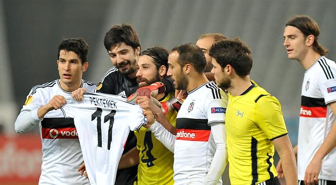 Mustafa Pektemek'ten takım arkadaşlarına teşekkür Mustafa Pektemek'ten takım arkadaşlarına teşekkür