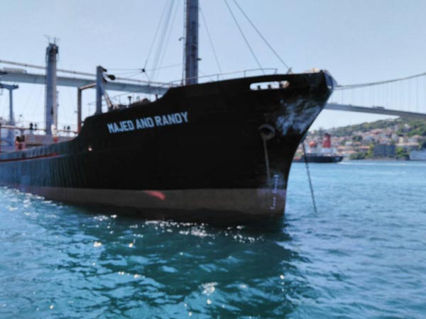 Kanlıca'da yalıya gemi çarptı!