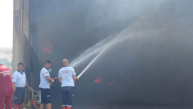 Aziz Yıldırım'ın kardeşine ait çiftlik yandı Aziz Yıldırım'ın kardeşine ait çiftlik yandı