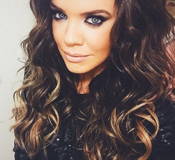 Güzel oyuncunun yüzünü dağıttılar