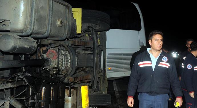 Yan yatan kamyon yolcu otobüsüne çarptı: 1 öü Yan yatan kamyon yolcu otobüsüne çarptı: 1 öü