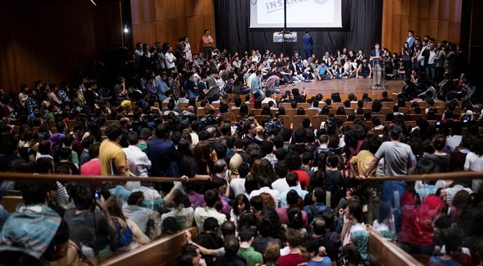 Demirtaş konuşurken TRT mikrofonu düşünce...