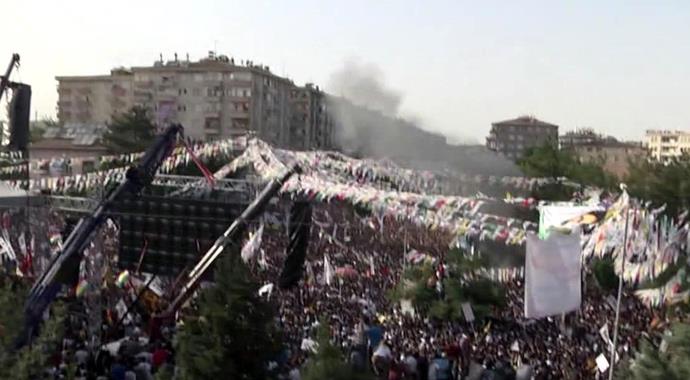 Diyarbakır bombacısı miting alanına böyle girdi Diyarbakır bombacısı miting alanına böyle girdi