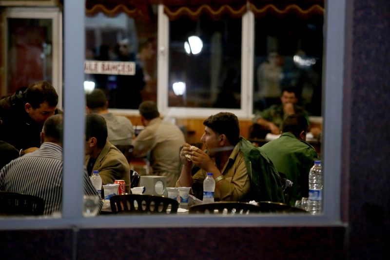 Peşmergeler mola verdi, kuru fasulye pilav yedi Peşmergeler mola verdi, kuru fasulye pilav yedi