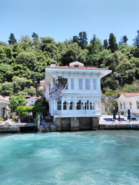 Kanlıca'da yalıya gemi çarptı!