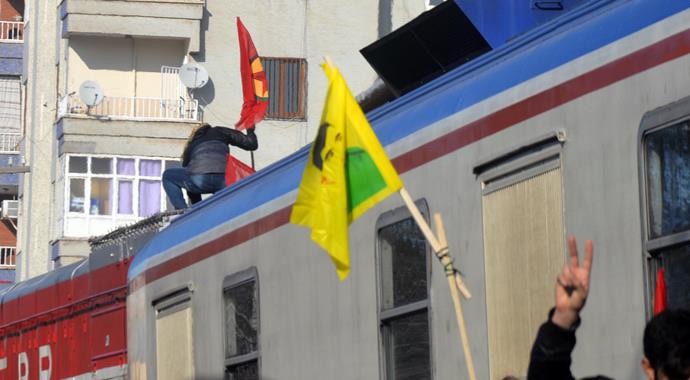 Diyarbakır'da seyir halindeki trene PKK bayrağı astılar Diyarbakır'da seyir halindeki trene PKK bayrağı astılar