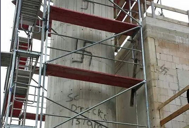 Almanya'da camiye ırkçı saldırı