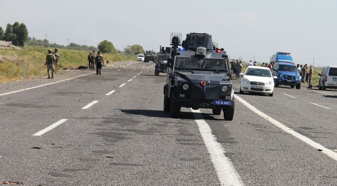 Teröristler Iğdır'da yola 1 ton bomba döşedi Teröristler Iğdır'da yola 1 ton bomba döşedi
