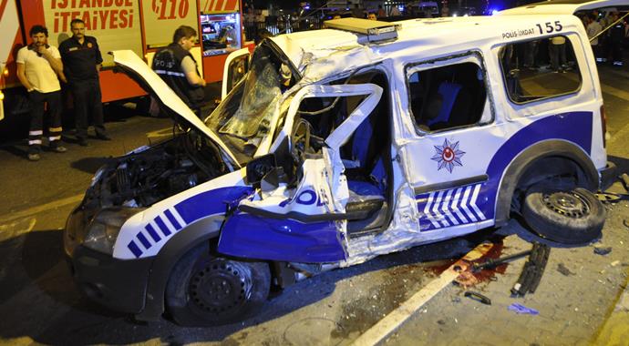 Zeytinburnu'nda polis aracı kaza yaptı: 1 şehit, 2 yaralı Zeytinburnu'nda polis aracı kaza yaptı: 1 şehit, 2 yaralı
