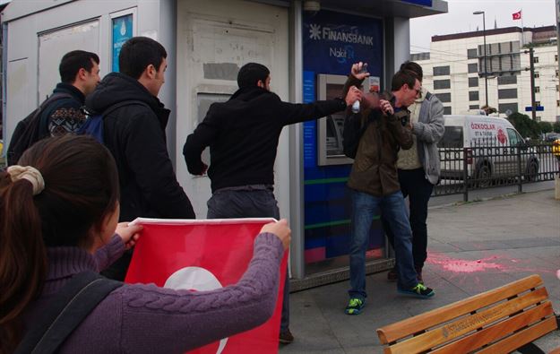 ABD askerinin başına çuval geçirdiler! 12 gözaltı ABD askerinin başına çuval geçirdiler! 12 gözaltı