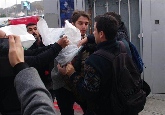 ABD askerinin başına çuval geçirdiler! 12 gözaltı ABD askerinin başına çuval geçirdiler! 12 gözaltı