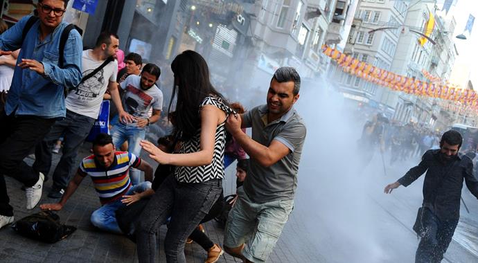 Taksim'de gerginlik sürüyor Taksim'de gerginlik sürüyor