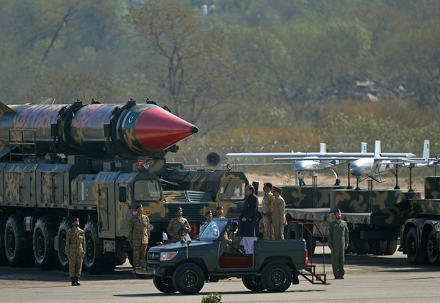 Pakistan yeni silahlarını tanıttı