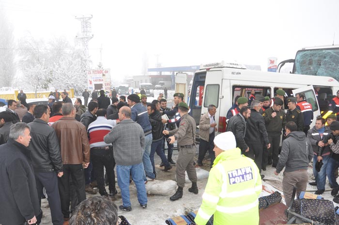 Öğretmen servisi ile  otobüs çarpıştı: 2 ölü çok sayıda yaralı