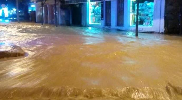 Dere taştı, Gökçeada göle döndü Dere taştı, Gökçeada göle döndü