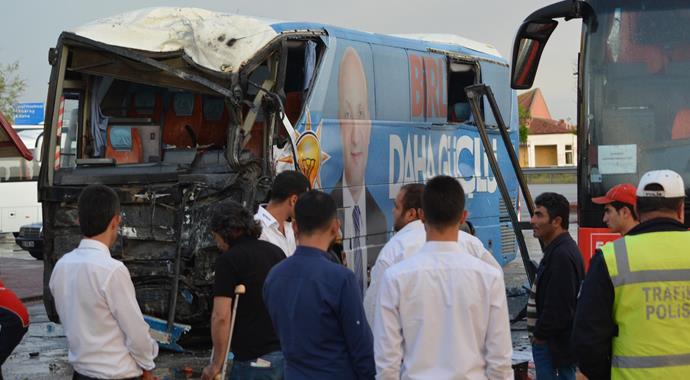 Seçim otobüsü dinlenme tesisine daldı: 3 yaralı Seçim otobüsü dinlenme tesisine daldı: 3 yaralı