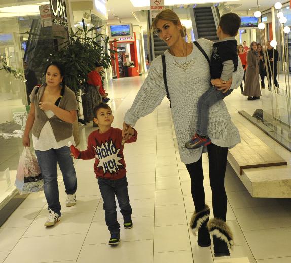 Emre Altuğ çocuklarıyla tatilde Emre Altuğ çocuklarıyla tatilde