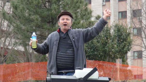 Önce kendini yakmaya kalktı, sonra bakanla temel attı!