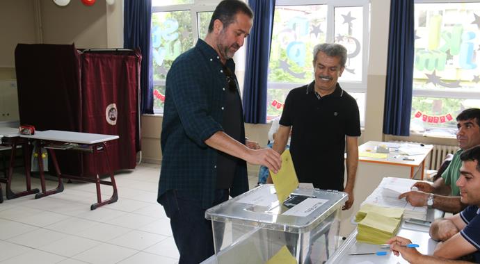 Bebek'te ünlü isimler oylarını kullandı