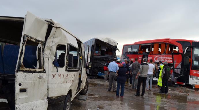 Seçim otobüsü dinlenme tesisine daldı: 3 yaralı Seçim otobüsü dinlenme tesisine daldı: 3 yaralı