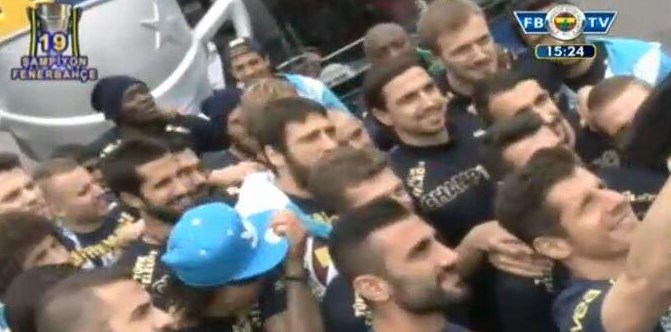 Şampiyon Fenerbahçe kupasını aldı Şampiyon Fenerbahçe kupasını aldı