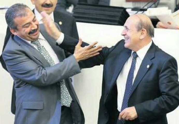 Sosyal medyayı sallayan Sırrı Süreyya Önder fotoğrafı Sosyal medyayı sallayan Sırrı Süreyya Önder fotoğrafı