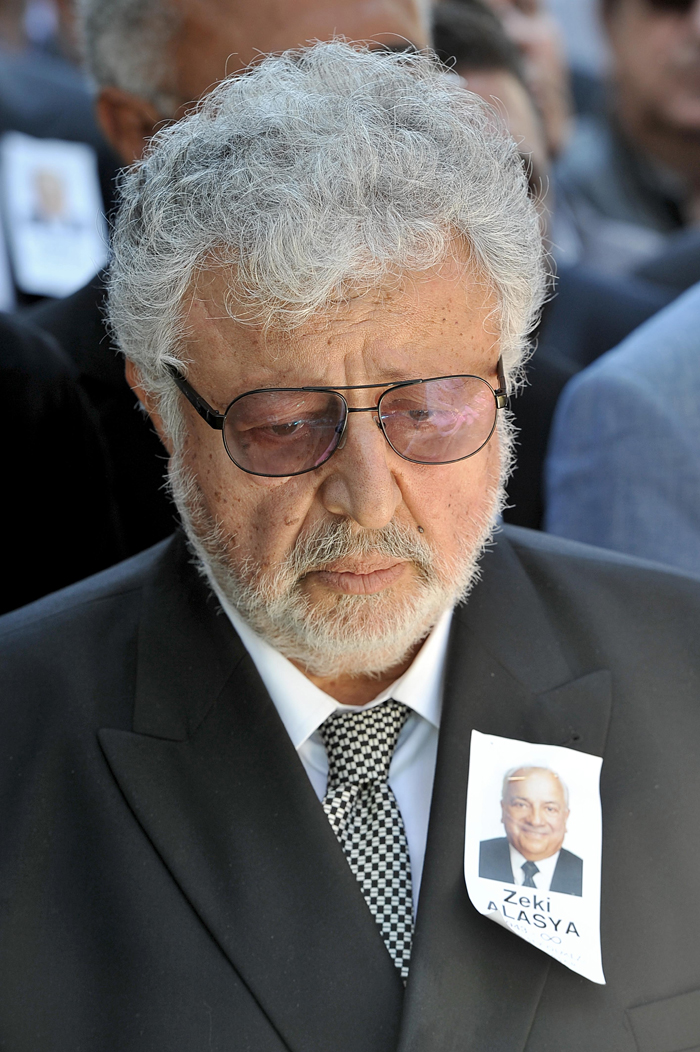 Metin Akpınar, hayat arkadaşı Zeki Alasya'yı böyle toprağa verdi