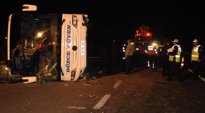Aydın'da köpeğe çarpmamak isteyen otobüs devrildi, 15 yaralı var Aydın'da köpeğe çarpmamak isteyen otobüs devrildi, 15 yaralı var