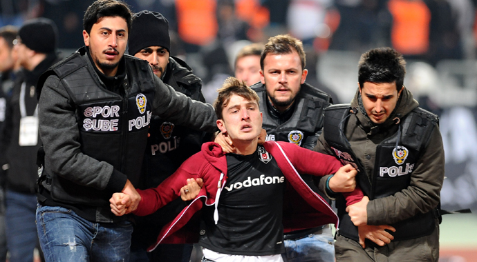 Sahaya atladı yakalandı!