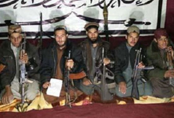 Taliban militanları askeri okulu basmadan önce bu pozu vermiş!