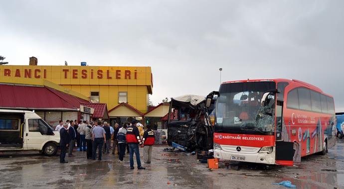 Seçim otobüsü dinlenme tesisine daldı: 3 yaralı Seçim otobüsü dinlenme tesisine daldı: 3 yaralı