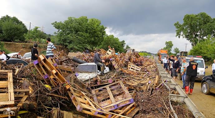 D-100 karayolu sel nedeniyle ulaşıma kapandı