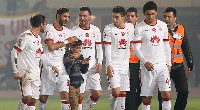Galatasaraylı minik taraftardan tarihi selfie Galatasaraylı minik taraftardan tarihi selfie
