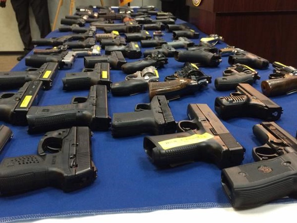 ABD'de yolcu uçağıyla silah kaçakçılığı ABD'de yolcu uçağıyla silah kaçakçılığı