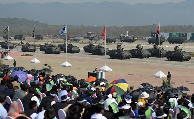 Pakistan yeni silahlarını tanıttı
