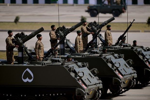 Pakistan yeni silahlarını tanıttı