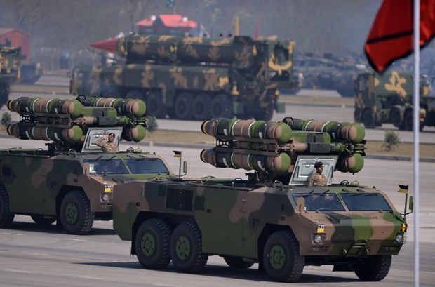 Pakistan yeni silahlarını tanıttı