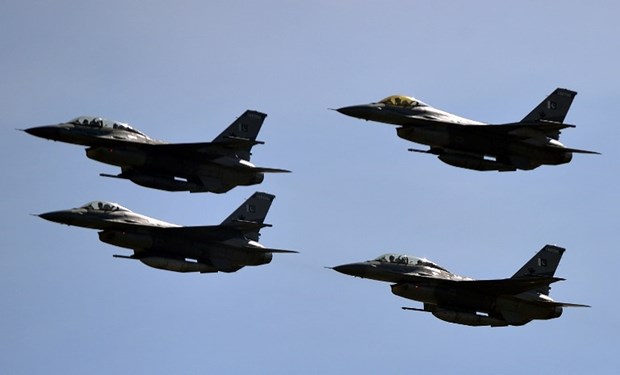 Pakistan yeni silahlarını tanıttı