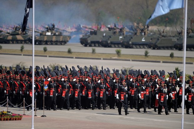 Pakistan yeni silahlarını tanıttı